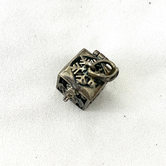 vintage sterling silver prayer box with guardian Angel and snowflake detailing - Picture 2 of 6
